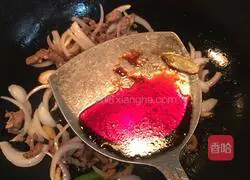 Illustration of how to make black pepper beef fillet rice noodles 7