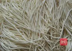 Illustration of how to make braised noodles with garlic moss 1