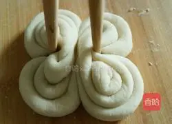 Illustration of how to make chrysanthemum rolls 8