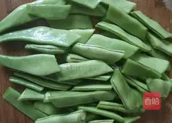 Illustration of making braised beans and potato noodles 3