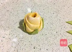 Illustration of how to make pumpkin rose rolls 8