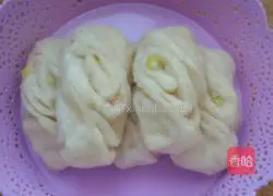 Illustration of how to make butter and green onion rolls 7
