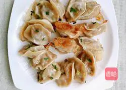 Illustration of how to make pot sticker dumplings 8