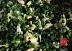 Illustration of how to make leek, egg and shrimp skin stuffing box 3