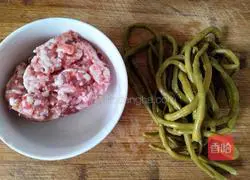 Illustration of how to make noodles with sour beans, minced meat and oil, 1