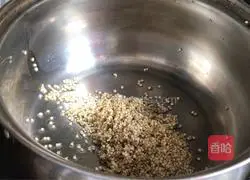 Illustration of making red date and quinoa porridge 2