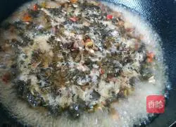 Illustration of how to make bacon and pickled cabbage noodles 9