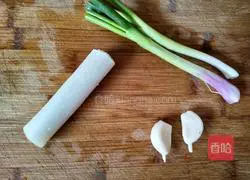 Illustration of how to make noodles with sour beans, minced meat and oil poured on them 3