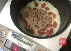 Illustration of how to make sausage and minced meat baked rice 4