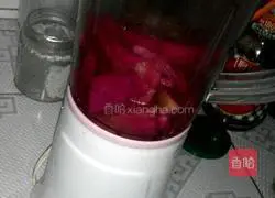 Illustration of making glutinous rice balls with dragon fruit skin 2