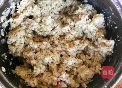 Illustration of how to make pickled cabbage and pork dumplings 4