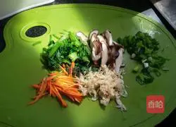 Illustration of how to make three-legged noodles by hand 9