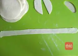 Illustration of how to make dumpling skin version of oily noodles 4