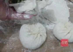 Illustration of how to make steamed buns (steamed buns stuffed with celery, carrot and beef) 5