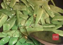 Illustration of how to make lentil braised noodles 3