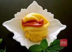 Illustration of how to make vegetable juice flower rolls 9