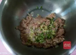 Illustration of how to make carrot and corn meat dumplings 7