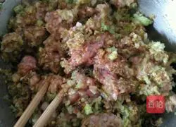 Pork and cabbage stuffing for dumplings Practice illustration 6