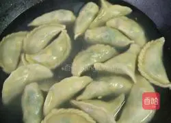 Illustration of how to make three fresh dumplings 11