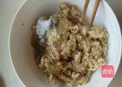 Illustration of how to make mushroom and chicken wontons 3