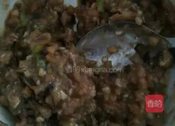 Illustration of how to make pork and eggplant stuffed buns 5