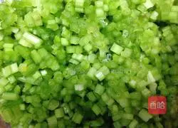 Illustration of how to make pork and celery dumpling stuffing 2