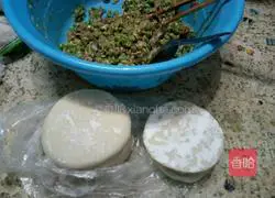 Illustration of how to make pork and cowpea dumplings 5