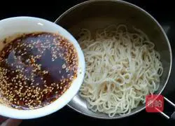 Illustration of how to make spicy noodles 8