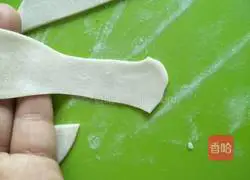 Illustration of how to make dumpling skin version of fried noodles 3