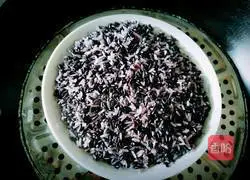 Illustration of how to make black rice balls 3