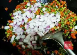 Illustration of how to make braised rice with colorful vegetables 10
