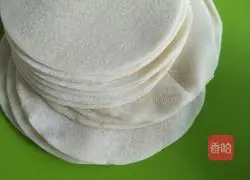 Illustration of how to make fried noodles with dumpling skin 1