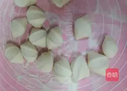 Illustration of how to make carrot and corn meat dumplings 17