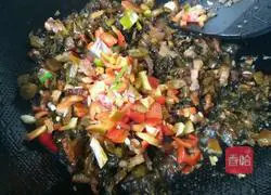 Illustration of how to make bacon and pickled cabbage noodles 7