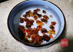 Illustration of how to make peach gum, millet and pumpkin soup 2