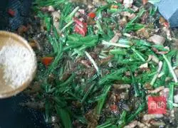 Illustration of how to make bacon and pickled cabbage noodles 11