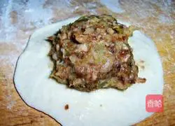 Illustration of how to make pork and eggplant stuffed buns 7