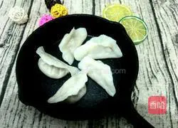 Illustration of making dumplings stuffed with Chinese cabbage stuffing 14