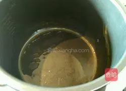 Illustration of how to make rice cooker bacon and sausage claypot rice 2