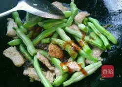 Illustration of how to make braised beans and noodles 7