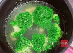 Illustration of how to make broccoli, corn and cheese rice balls 4