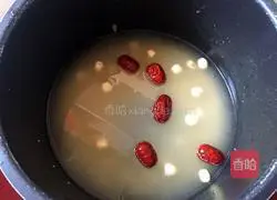 Illustration of how to make red dates, lotus seeds and millet porridge 3