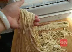 Illustration of hand-rolled three-legged noodles 7