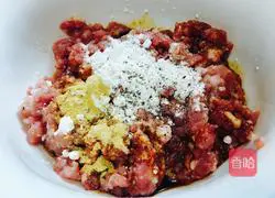 Illustration of how to make mustard and pork wontons 2