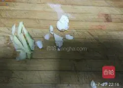 Illustration of how to cook fish dumplings in fresh soup 1