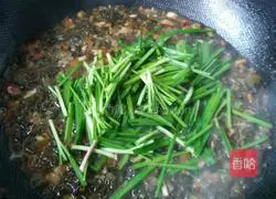 Illustration of how to make bacon and pickled cabbage noodles 10