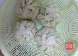 Illustration of how to make celery and pork buns 11