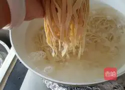 Illustration of hand-rolled three-legged noodles 10