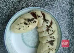 Illustration of how to make bean paste steamed bun rolls 17