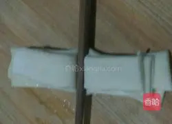 Illustration of how to make milk-flavored flower rolls 10